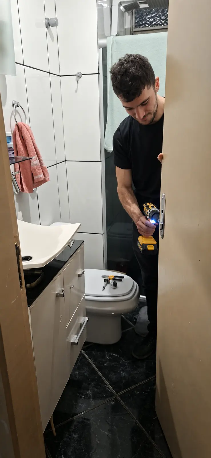 Kauê Giese trabalhando no reparo de uma porta