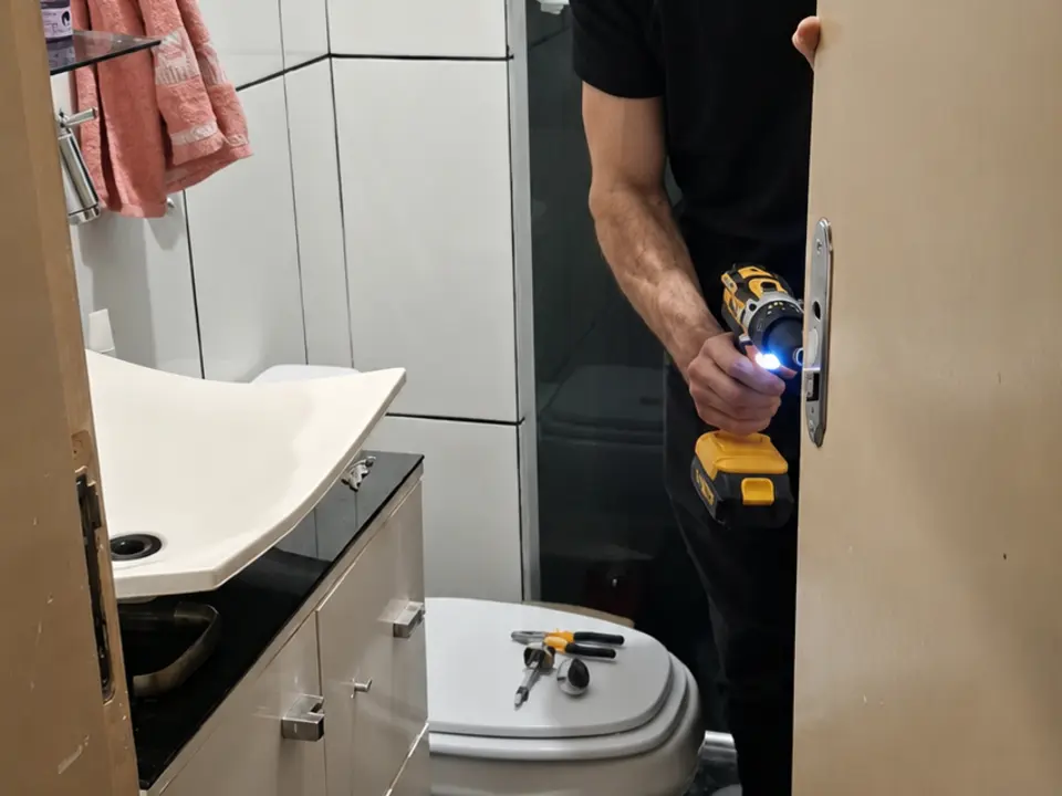Kauê reparando uma fechadura de porta