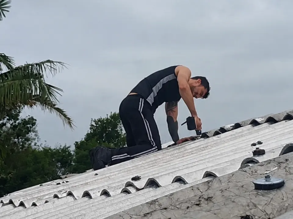Kauê realizando uma manutenção residencial externa